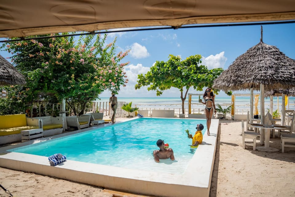 Restaurant/places to eat, Swimming pool