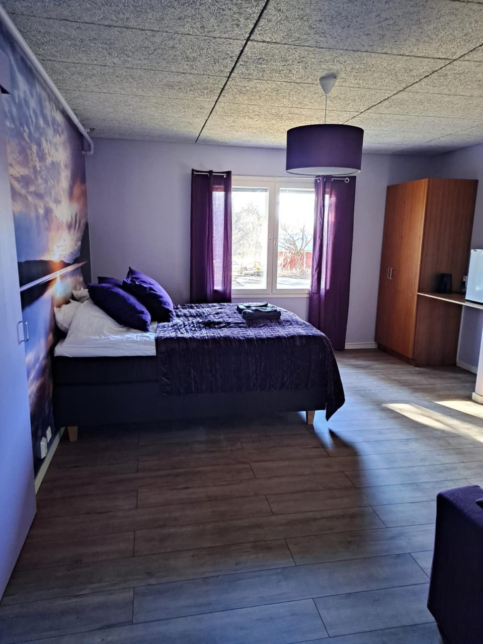Photo of the whole room, Bedroom