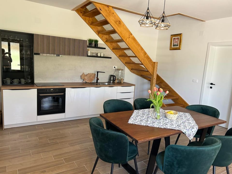 Kitchen or kitchenette, Dining area