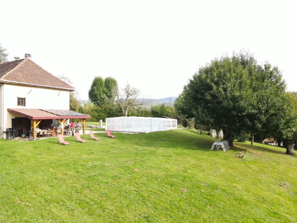 Grande maison 15 pers avec piscine privée, salle de jeux, jardin clôturé, proche Lac de Paladru House in Auvergne-Rhône-Alpes
