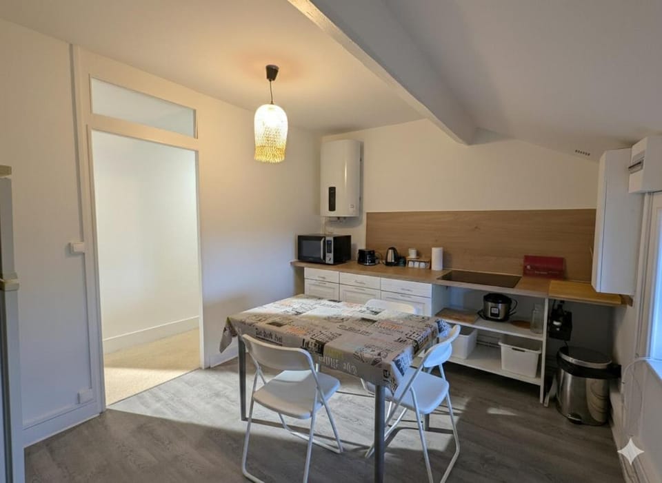Studio spacieux avec bureau - Calme & Proche Lyon Apartment in Auvergne-Rhône-Alpes