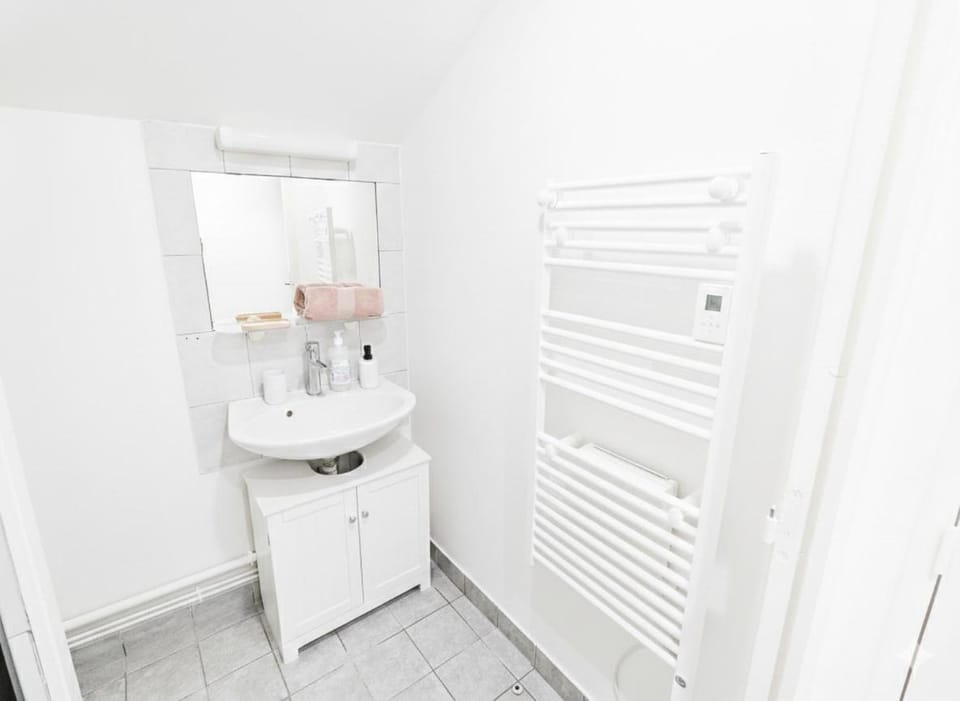Studio spacieux avec bureau - Calme & Proche Lyon Apartment in Auvergne-Rhône-Alpes