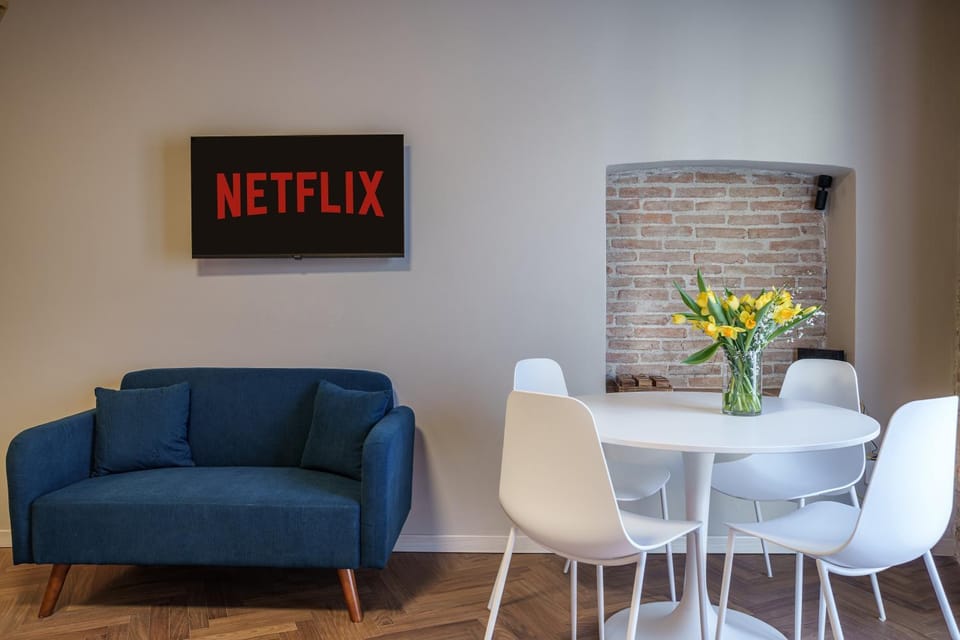 TV and multimedia, Living room, Seating area, Dining area