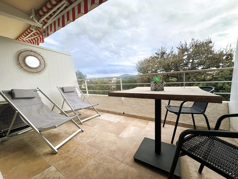 Patio, Natural landscape, Balcony/Terrace, Dining area, sunbed
