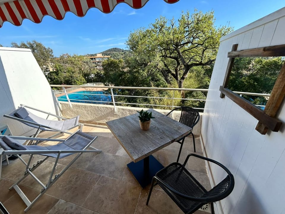 Natural landscape, Balcony/Terrace, Garden view, Pool view, Swimming pool, sunbed