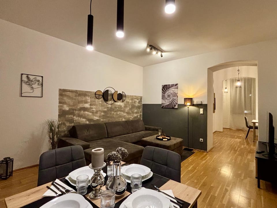TV and multimedia, Living room, Seating area, Dining area