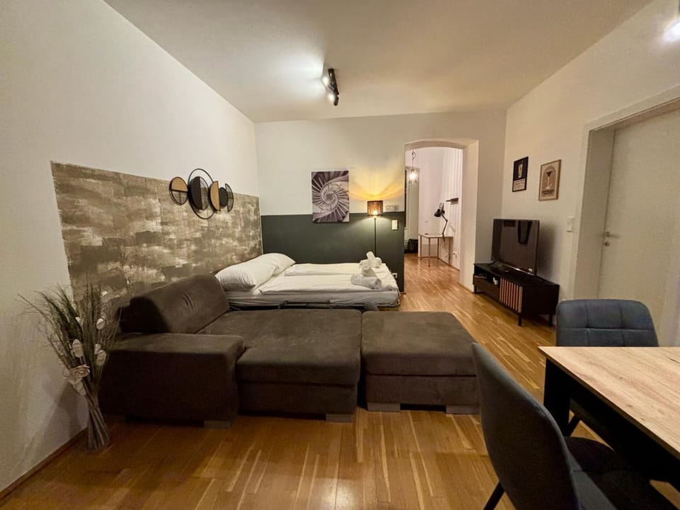 Bed, TV and multimedia, Living room, Photo of the whole room, Seating area
