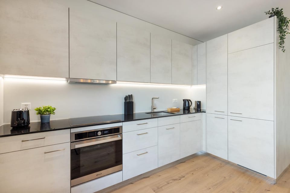 Coffee/tea facilities, Kitchen or kitchenette, dishwasher, oven, stove, toaster