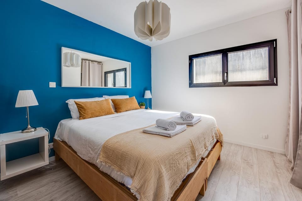 Bed, Photo of the whole room, Bedroom, towels