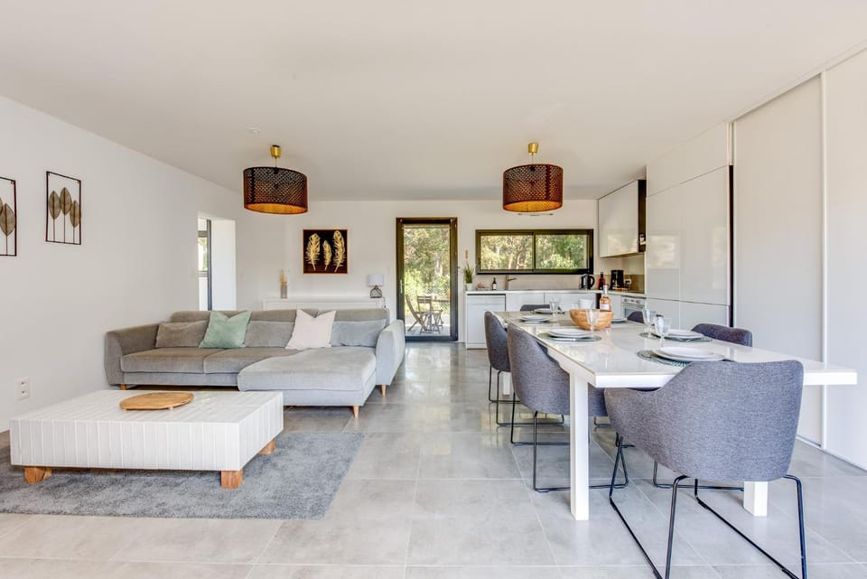 Kitchen or kitchenette, Living room, Seating area, Dining area