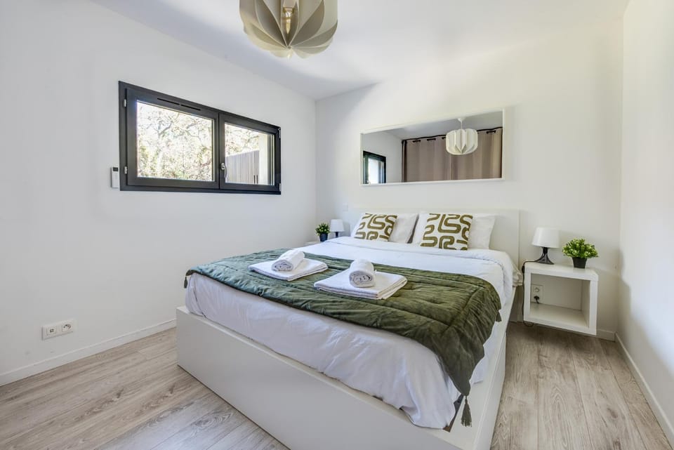 Bed, Photo of the whole room, Bedroom, towels