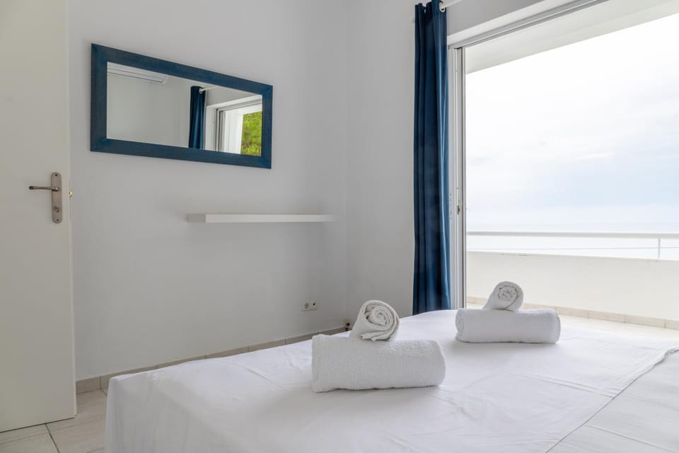 Bed, towels