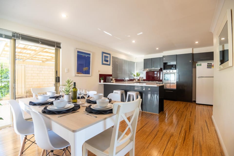 Dining area, kitchen