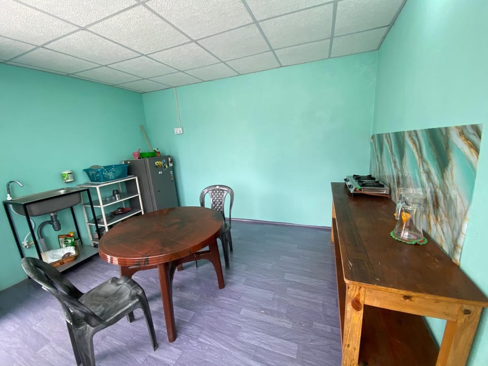 Kitchen or kitchenette, Seating area