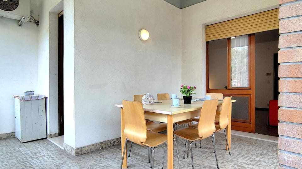 Property building, Balcony/Terrace, Dining area