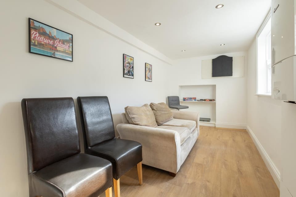 Game Room, Seating area
