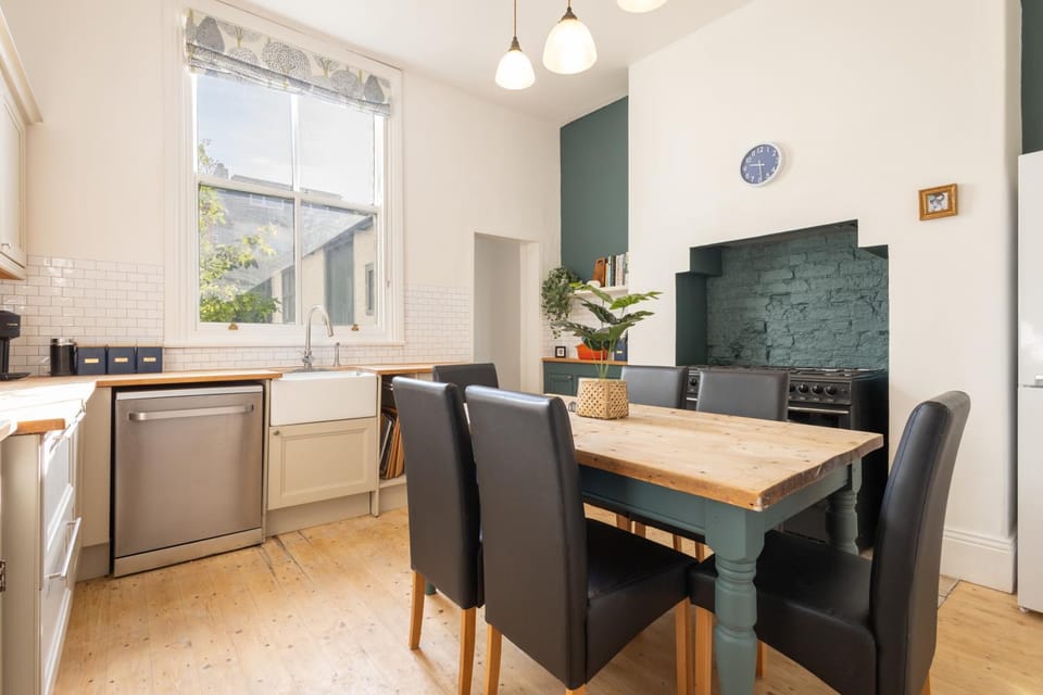 Kitchen or kitchenette, Dining area, dishwasher, stove