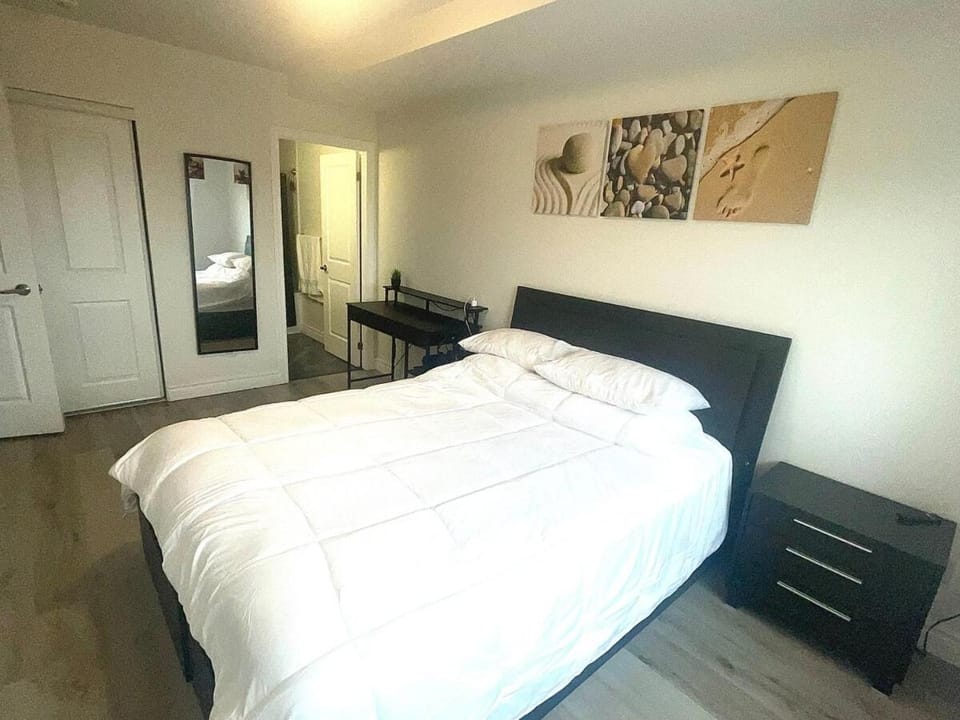 The Urban Oasis Suite Apartment in Windsor