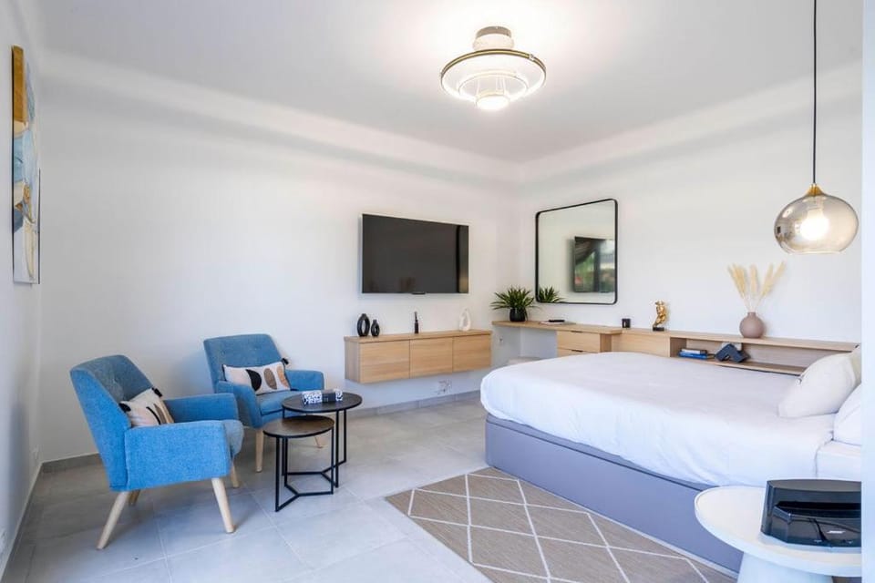 Bed, TV and multimedia, Living room, Seating area, Bedroom