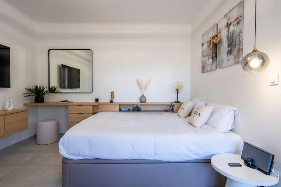 Bed, TV and multimedia, Living room, Seating area, Bedroom
