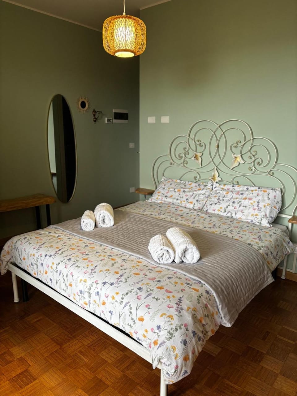 Bed, Photo of the whole room, Bedroom, towels