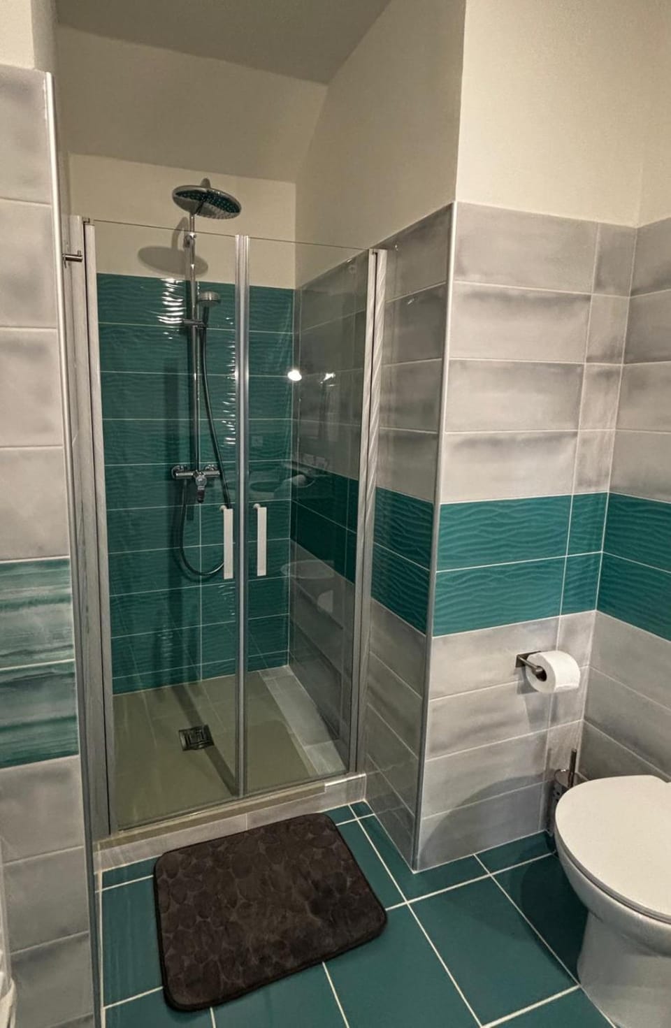 Shower, Toilet, Bathroom, towels