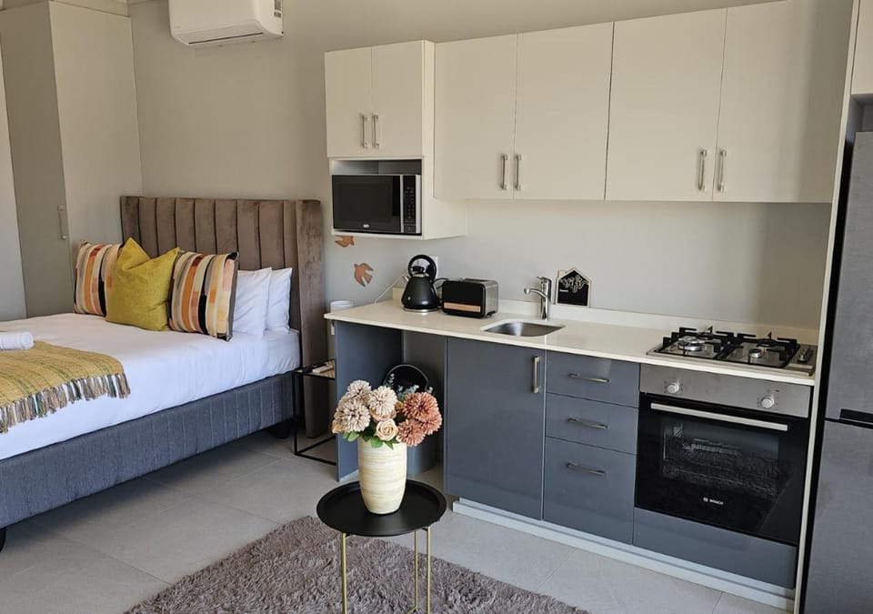Bed, Photo of the whole room, Bedroom, microwave, oven, stove, toaster, towels, air conditioner
