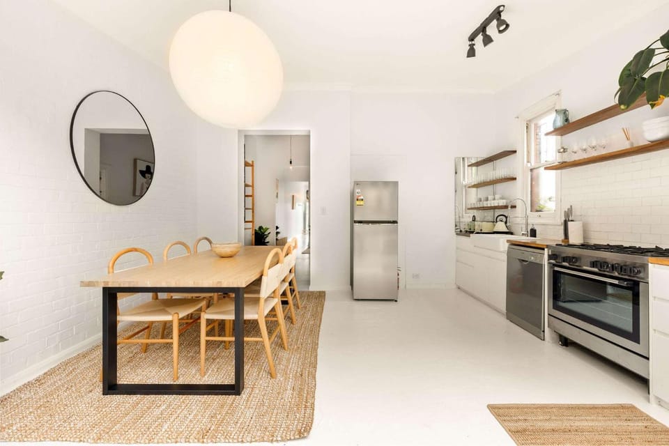 Kitchen or kitchenette, Dining area