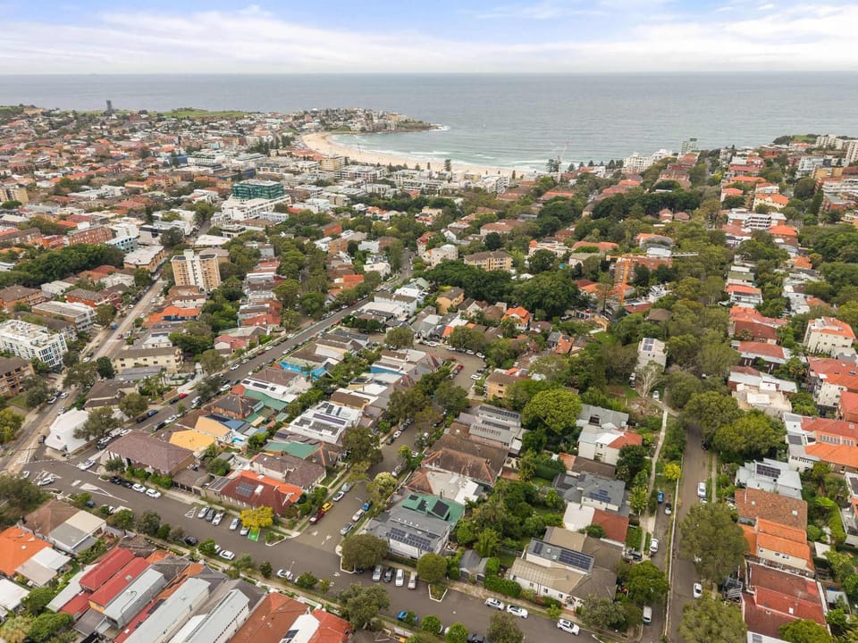 Neighbourhood, Location