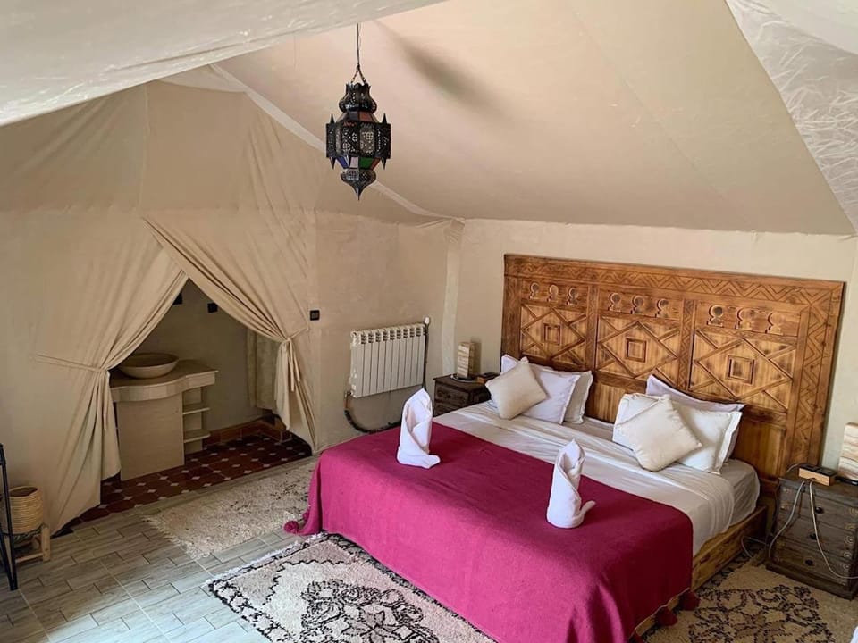 Photo of the whole room, internet, towels