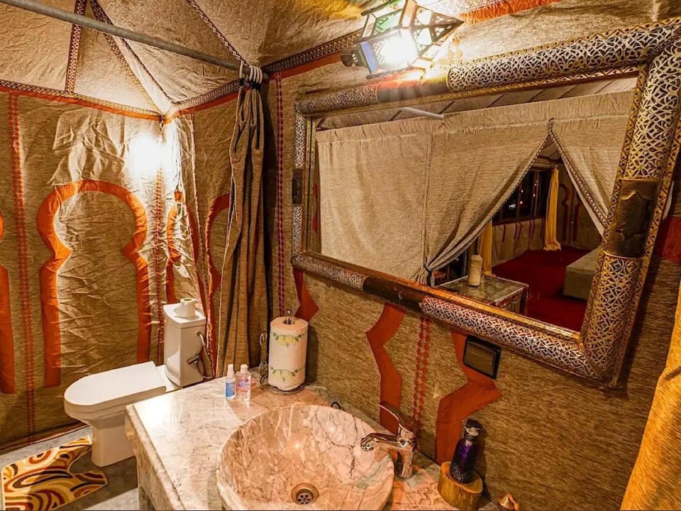 Shower, Toilet, Bathroom, Bath, towels