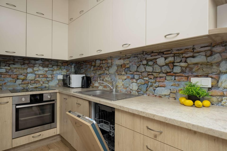 Coffee/tea facilities, Kitchen or kitchenette, microwave, oven, stove