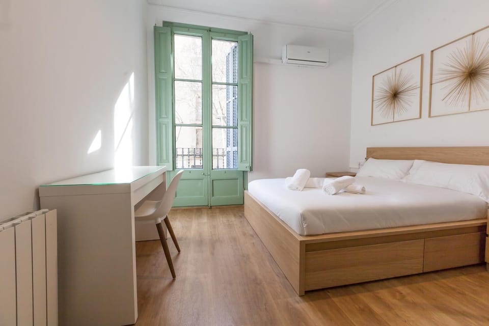 Bed, Photo of the whole room, Bedroom, air conditioner