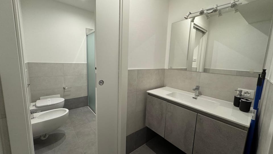 Shower, Toilet, Bathroom, bidet, towels