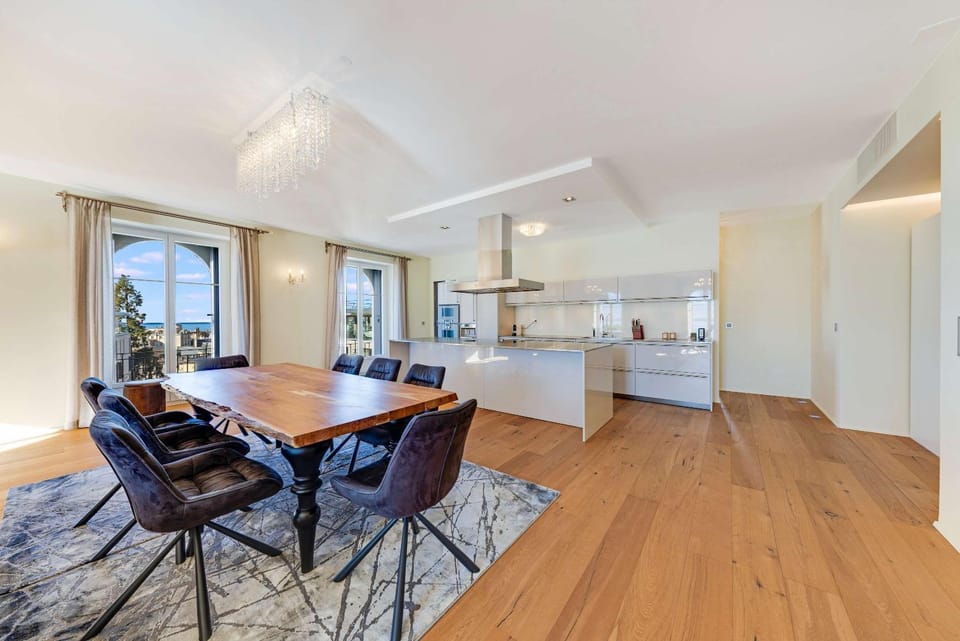 Kitchen or kitchenette, Dining area
