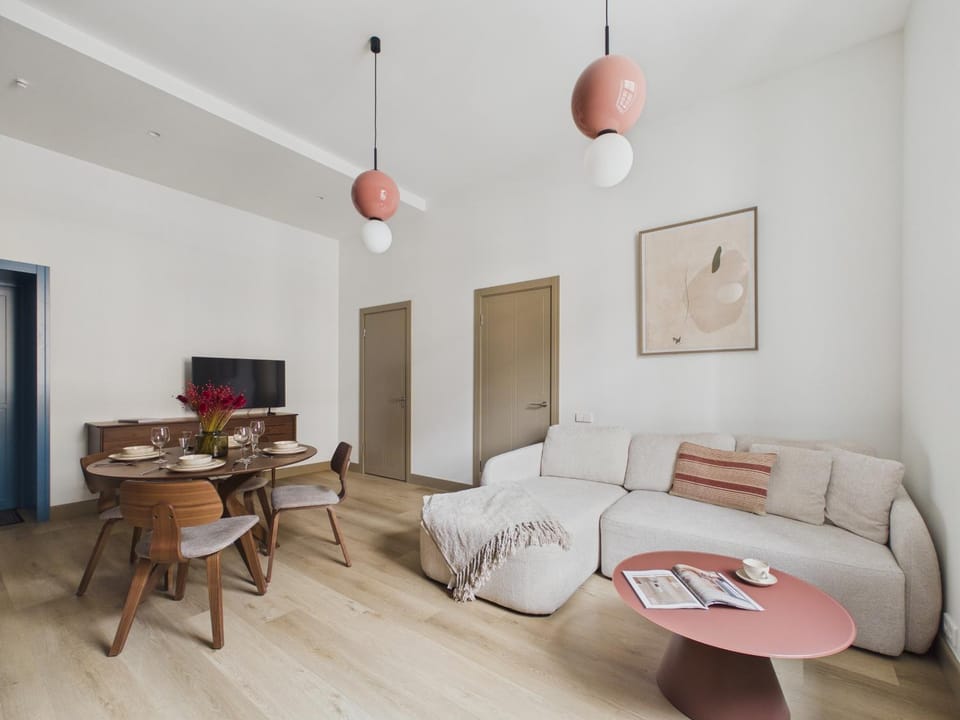 TV and multimedia, Living room, Photo of the whole room, Seating area, Dining area