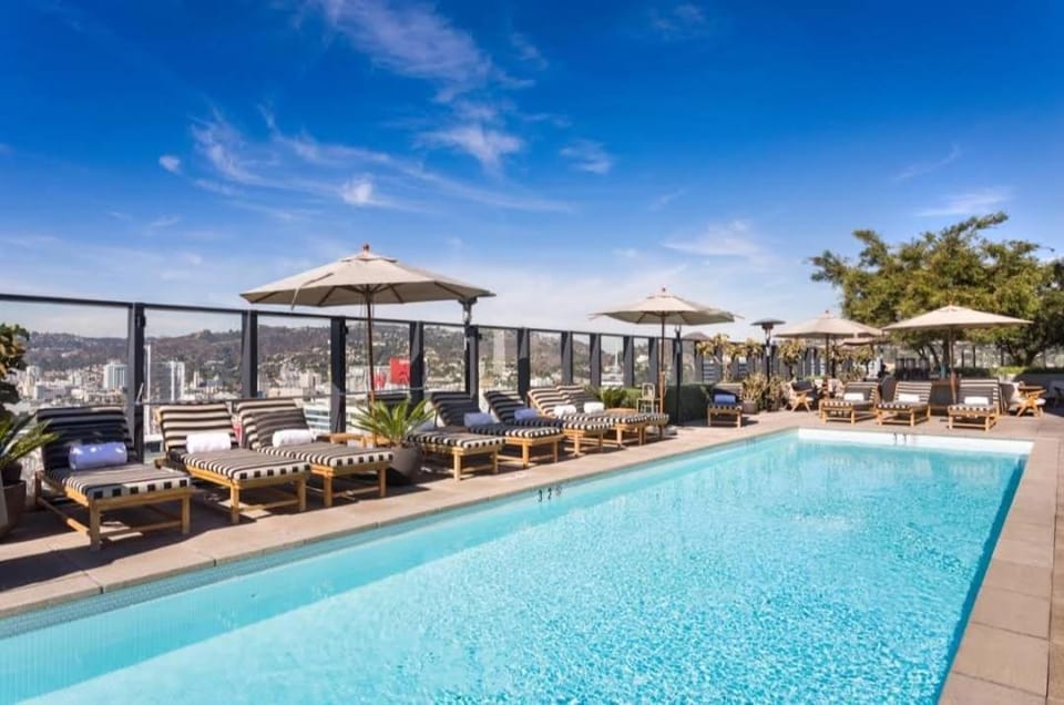 2Bed Apt View of Hollywood Sign & Rooftop Pool Apartment in Hollywood