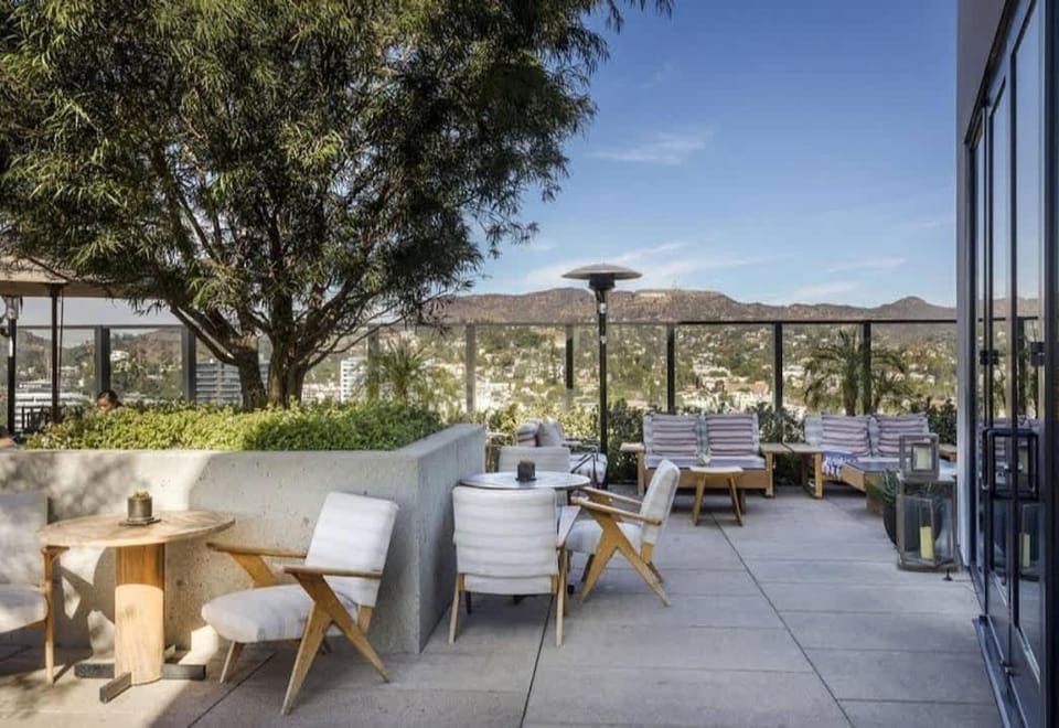 2Bed Apt View of Hollywood Sign & Rooftop Pool Apartment in Hollywood