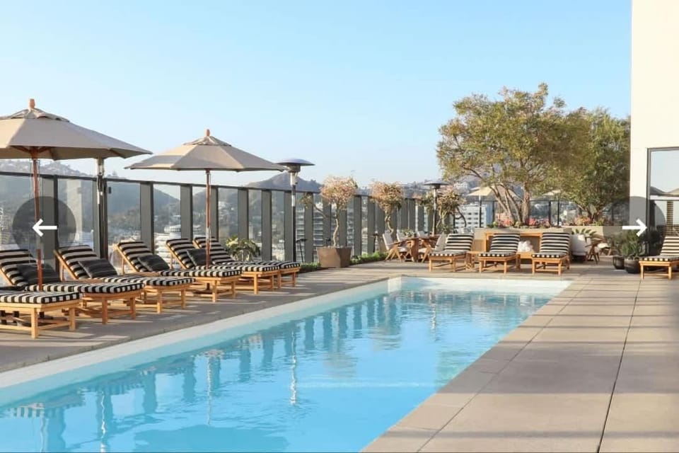 2Bed Apt View of Hollywood Sign & Rooftop Pool Apartment in Hollywood