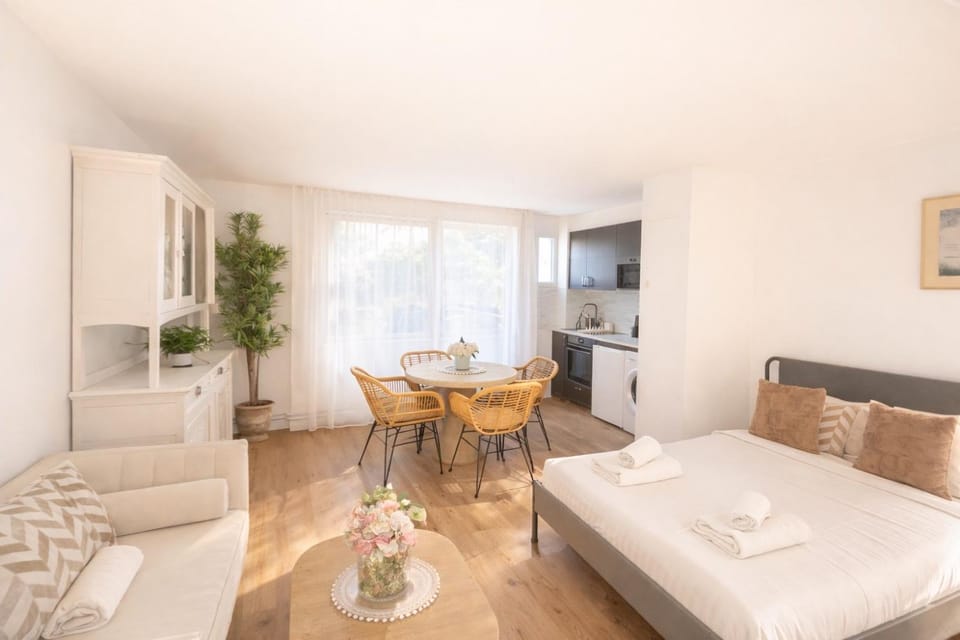 Le Studio Lumière – Paris 12 Apartment in Paris