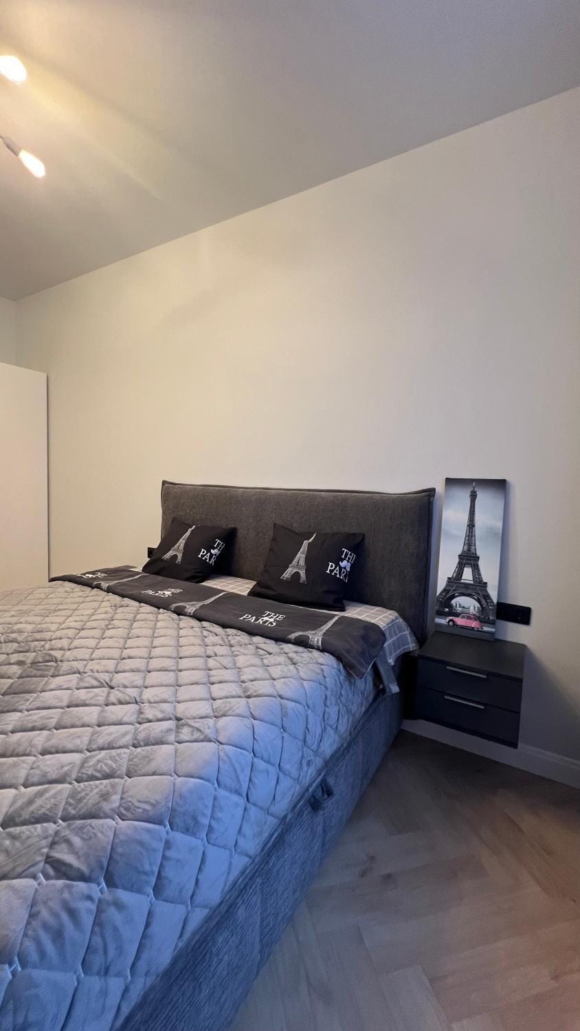 Bed, Photo of the whole room, Seating area, Bedroom