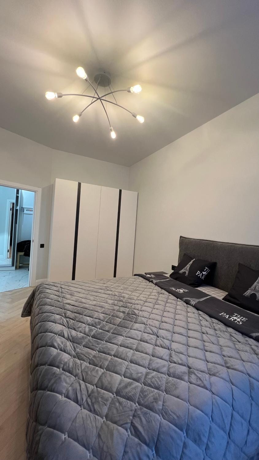 Bed, TV and multimedia, Photo of the whole room, Seating area, Bedroom, wardrobe