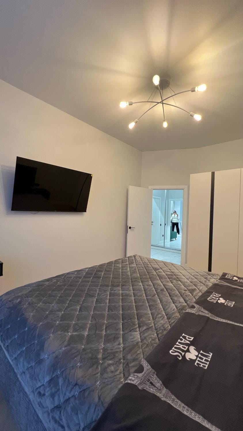 Bed, TV and multimedia, Photo of the whole room, Bedroom