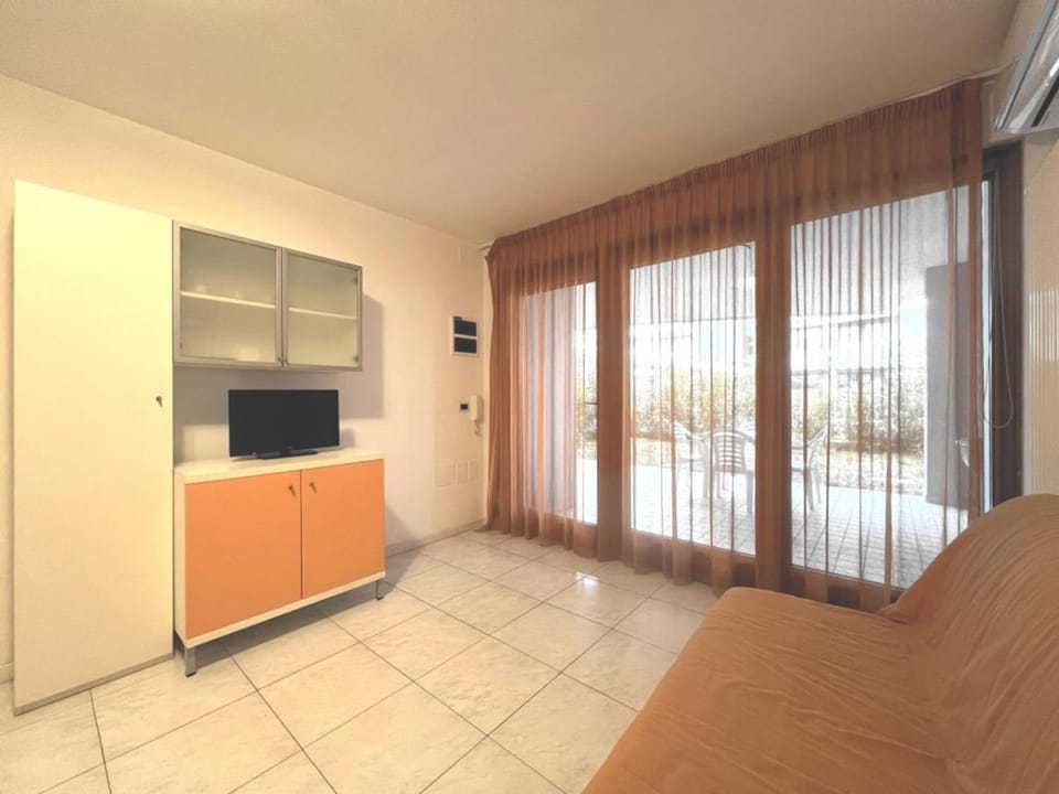 Communal lounge/ TV room, TV and multimedia, Dining area