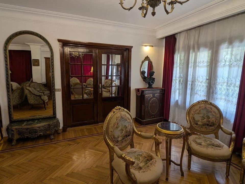 Living room, Seating area