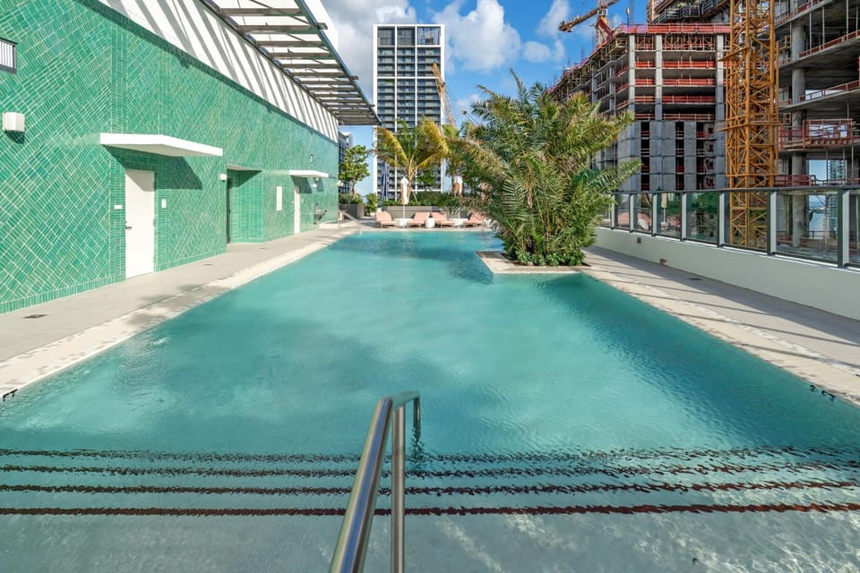 Crosby Premier Studio with Rooftop Pool & Balcony Apartment in Miami