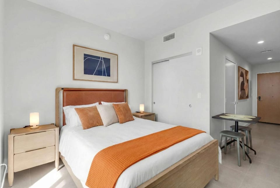 Crosby Premier Studio with Rooftop Pool & Balcony Apartment in Miami