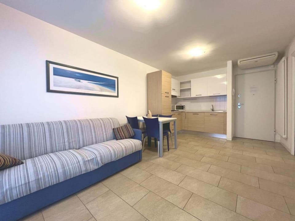 Living room, microwave, oven