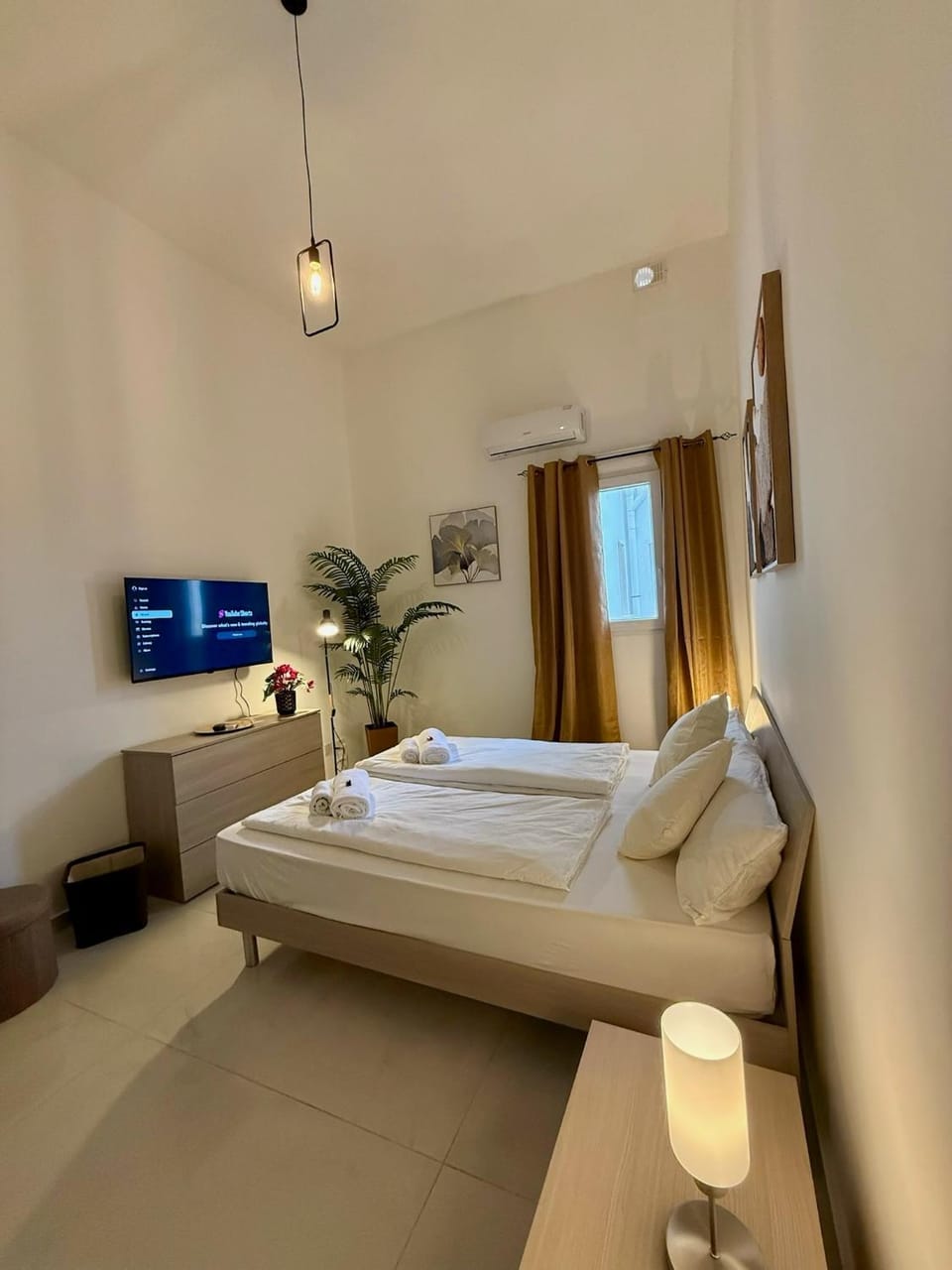 Bed, TV and multimedia, Photo of the whole room, Bedroom, towels