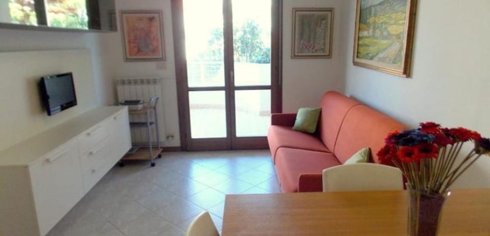 Communal lounge/ TV room, TV and multimedia, Living room, Decorative detail